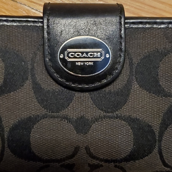🔥HOST PICK 🔥Coach iPhone 4S phone wallet - Picture 2 of 6